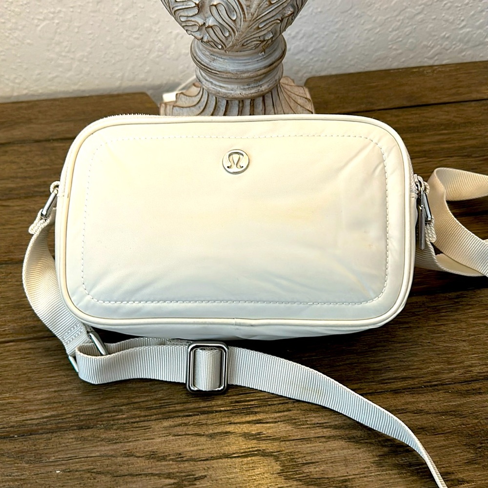 Lululemon Crossbody Camera Bag 2L White Opal